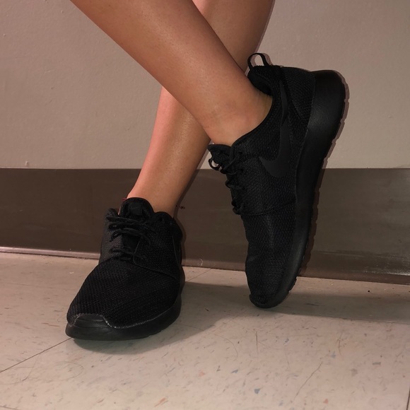 Nike Shoes - SaleSaleSale❗️❗️❗️Black roshe runs